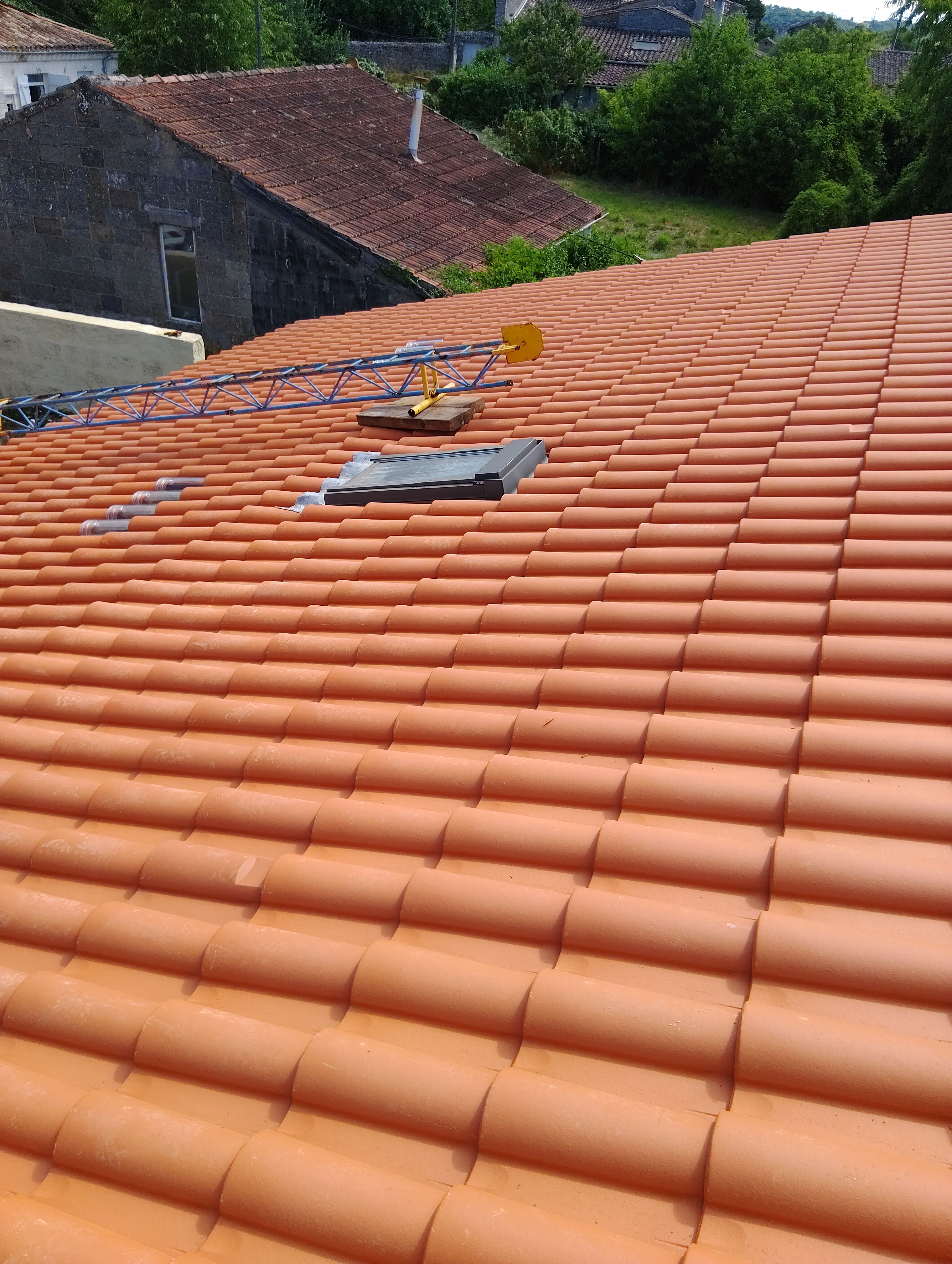 Artisan couvreur au travail à Montpellier